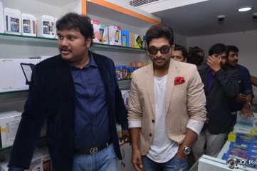 Allu Arjun Launches Lot Mobiles Showroom at Vijayawada